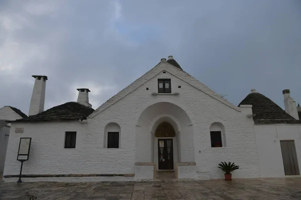 As casas Trulli tradicionais na cidade de Alberobello, Apúlia, Itália — Fotografia de Stock