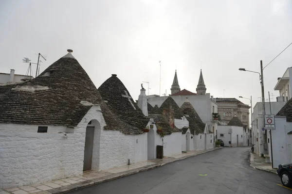 Geleneksel Trulli evleri Alberobello şehrinde, Apulia, İtalya — Stok fotoğraf