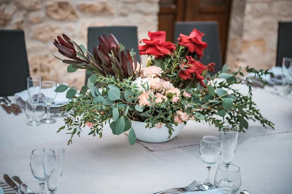 Роскошное свадебное украшение в саду. Свадебный стол в ресторане на открытом воздухе . — стоковое фото