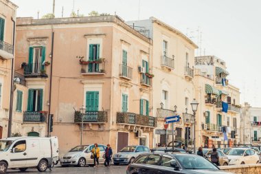 İtalya'nın Bari Puglia, Güney pitoresk küçük kasaba sokak görünümü