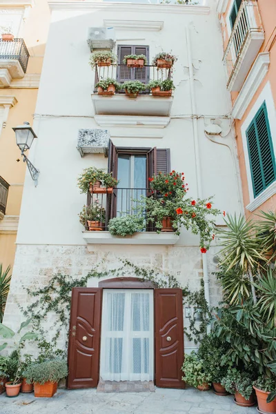 Picturesque pemandangan jalan kota kecil di Bari, Puglia, Italia Selatan — Stok Foto