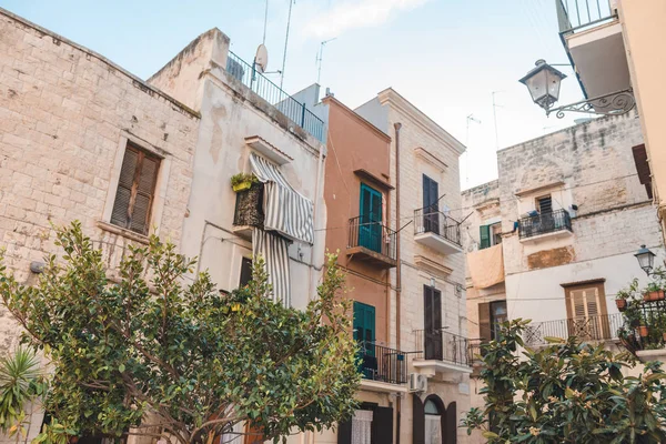 Pintoresca pequeña ciudad vista de la calle en Bari, Puglia, sur de Italia —  Fotos de Stock