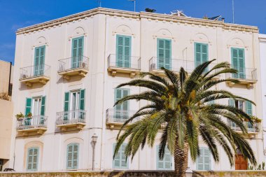 İtalya'nın Bari Puglia, Güney pitoresk küçük kasaba sokak görünümü