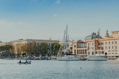 Bari, İtalya - 07 Şubat, 2018: akşam görünümü Marina ile farklı balıkçı tekneleri küçük limanda Giovinazzo Bari, Apulia, İtalya
