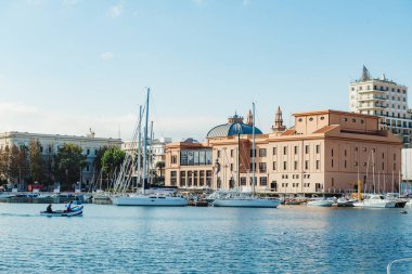 Bari, İtalya - 07 Şubat, 2018: akşam görünümü Marina ile farklı balıkçı tekneleri küçük limanda Giovinazzo Bari, Apulia, İtalya