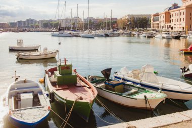 Bari, İtalya - 07 Şubat, 2018: akşam görünümü Marina ile farklı balıkçı tekneleri küçük limanda Giovinazzo Bari, Apulia, İtalya