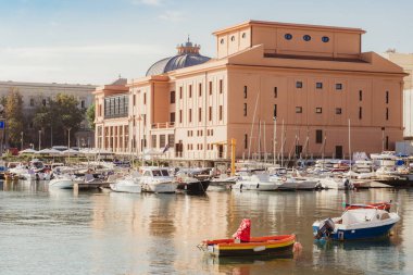 Bari, İtalya - 07 Şubat, 2018: akşam görünümü Marina ile farklı balıkçı tekneleri küçük limanda Giovinazzo Bari, Apulia, İtalya
