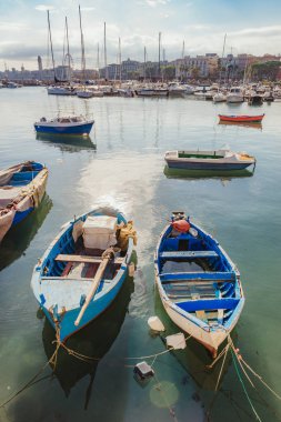 Bari, İtalya - 07 Şubat, 2018: akşam görünümü Marina ile farklı balıkçı tekneleri küçük limanda Giovinazzo Bari, Apulia, İtalya