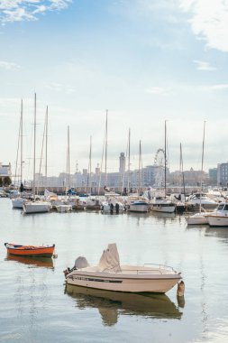 Bari, İtalya - 07 Şubat, 2018: akşam görünümü Marina ile farklı balıkçı tekneleri küçük limanda Giovinazzo Bari, Apulia, İtalya