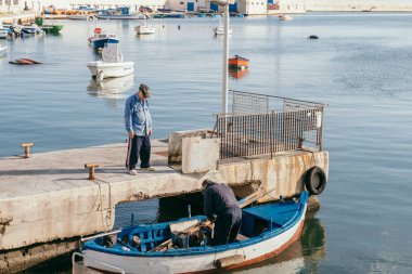 Bari, İtalya - 07 Şubat, 2018: akşam görünümü Marina ile farklı balıkçı tekneleri küçük limanda Giovinazzo Bari, Apulia, İtalya