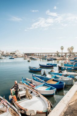 Bari, İtalya - 07 Şubat, 2018: akşam görünümü Marina ile farklı balıkçı tekneleri küçük limanda Giovinazzo Bari, Apulia, İtalya