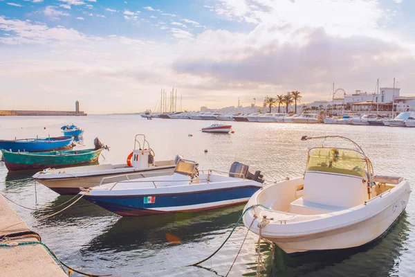 BARI, ITALIA - 07 FEBRERO 2018: Vista nocturna del puerto deportivo con diferentes barcos de pesca en pequeño puerto Giovinazzo cerca de Bari, Apulia, Italia — Foto de Stock