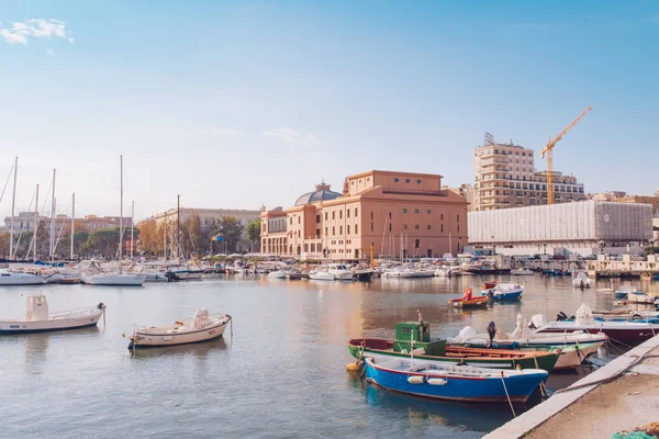 Bari, Włochy - 07 lutego 2018 r.: widok wieczór marina z różnych łodzie rybackie w porcie małe Giovinazzo w pobliżu Bari, Apulia, Włochy — Zdjęcie stockowe