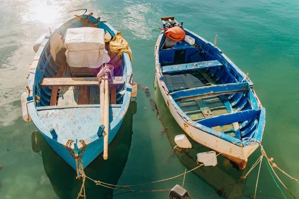 BARI, ITALIE - 07 FÉVRIER 2018 : Vue en soirée de la marina avec différents bateaux de pêche dans le petit port Giovinazzo près de Bari, Pouilles, Italie — Photo