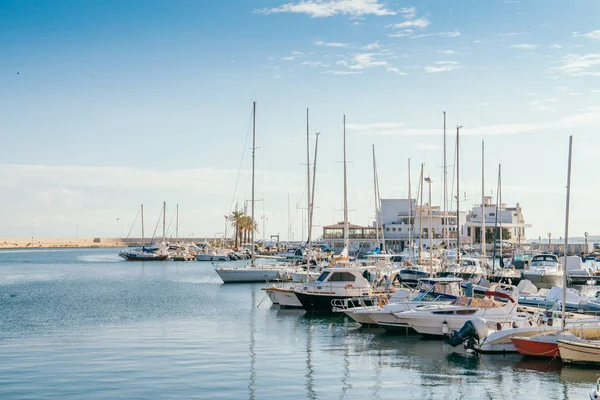 BARI, ITALIA - 07 FEBBRAIO 2018: Veduta serale del porto turistico con diverse barche da pesca in piccolo porto Giovinazzo vicino Bari, Puglia, Italia — Foto Stock