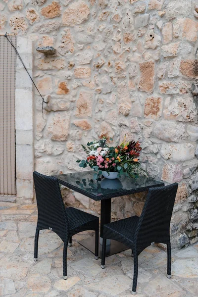 Meja dengan dekorasi bunga mewah di luar ruangan. — Stok Foto