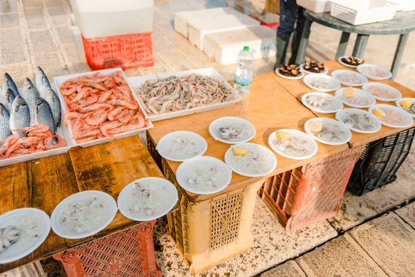 Свежепойманная рыба, морского ежа, устрицы, каракатицы, осьминога на рынке на пирсе Святого Николая в центре Бари, область Апулия, Италия . — стоковое фото