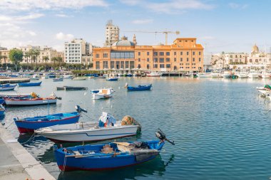 Bari, İtalya 07 Kasım 2018: Eski liman tarihi Margherita tiyatro görünümü. Onun özgürlük tarzı ile karakterize, bu doğrudan denizde inşa tiyatro nadir bir örnek olduğunu.