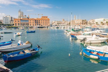 Bari, İtalya 07 Kasım 2018: Eski liman tarihi Margherita tiyatro görünümü. Onun özgürlük tarzı ile karakterize, bu doğrudan denizde inşa tiyatro nadir bir örnek olduğunu.