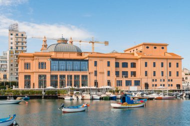 Bari, İtalya 07 Kasım 2018: Eski liman tarihi Margherita tiyatro görünümü. Onun özgürlük tarzı ile karakterize, bu doğrudan denizde inşa tiyatro nadir bir örnek olduğunu.