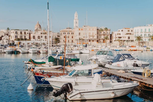 BARI, ITALIA, 07 NOVIEMBRE 2018: Pintoresca vista del puerto, llena de barcos de pesca . — Foto de Stock