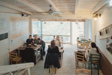 06 Kasım 2018: Mutlu yetişkinlerin akşam yemeği ni portresi. Alberobello, Puglia, İtalya.