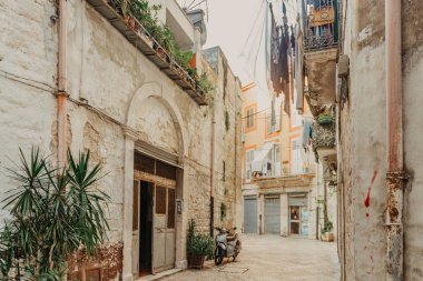 Rome, İtalya - 07 Kasım 2018: İtalyanca dışında kimse sokakta tarihi şehir ile sokak evleri.