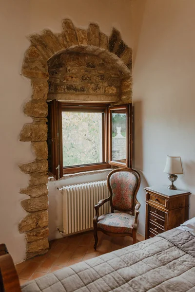 Γαμήλια Ανθοδέσμη Ένα Παλιό Vintage Καρέκλα Εσωτερικό Ιταλικό Κάστρο — Φωτογραφία Αρχείου