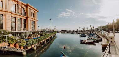 Bari, İtalya 07 Kasım 2018: Panoraması 5 çekim. Deniz Manzaralı tiyatro Margherita tiyatro bari, Metropolitan şehir Bari, Puglia, İtalya'nın başkenti şehir merkezinde