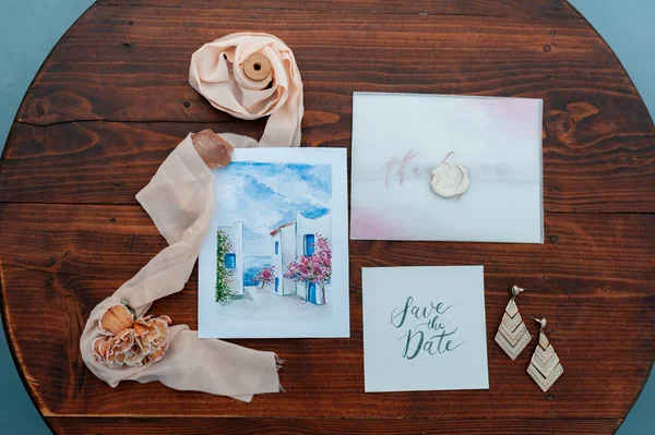 Svatební dekorace s pozváním, kaligrafie a detaily — Stock fotografie