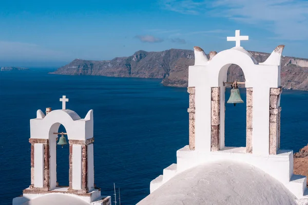 Santorini, Grecia. Pittoresche vedute delle tradizionali case cicladiche Santorini su stradina con fiori in primo piano. Ubicazione: villaggio Oia, Santorini, Grecia. Sfondo vacanze. — Foto Stock