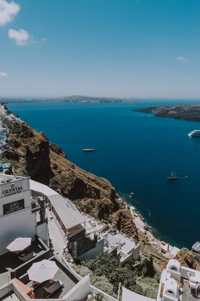 Santorini, Grecia. Pintoresca vista de las tradicionales casas cicládicas de Santorini en una pequeña calle con flores en primer plano. Ubicación: Oia village, Santorini, Grecia. Fondo de vacaciones . — Foto de Stock