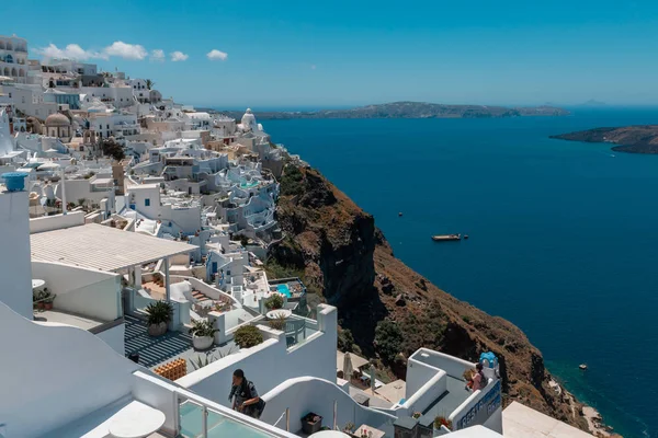 Santoríni, Řecko. Malebný výhled na tradiční kykladské domy z Santorin na malé ulici s květinami v popředí. Umístění: vesnice Oia, Santoríni, Řecko. Pozadí dovolených. — Stock fotografie