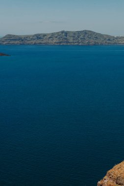 Santorini, Yunanistan. Ön planda çiçeklerile küçük bir sokakta geleneksel Kiklad Santorini evlerin pitoresk görünümü. Yer: Oia köyü, Santorini, Yunanistan. Tatil arka planı.