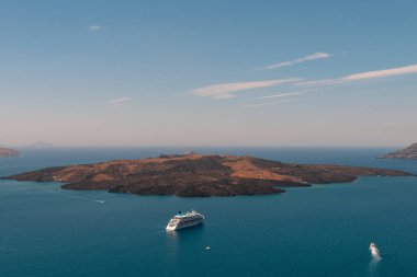 Santorini, Yunanistan. Ön planda çiçeklerile küçük bir sokakta geleneksel Kiklad Santorini evlerin pitoresk görünümü. Yer: Oia köyü, Santorini, Yunanistan. Tatil arka planı.