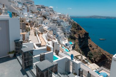 Santorini, Yunanistan. Ön planda çiçeklerile küçük bir sokakta geleneksel Kiklad Santorini evlerin pitoresk görünümü. Yer: Oia köyü, Santorini, Yunanistan. Tatil arka planı.