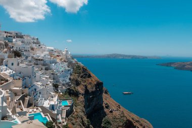 Santorini, Yunanistan. Ön planda çiçeklerile küçük bir sokakta geleneksel Kiklad Santorini evlerin pitoresk görünümü. Yer: Oia köyü, Santorini, Yunanistan. Tatil arka planı.