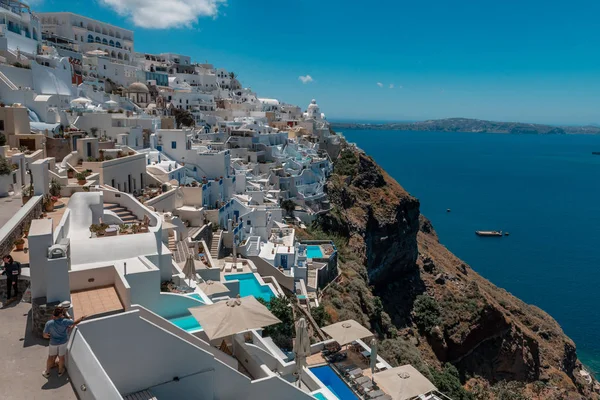 Santorini, Grecia. Pintoresca vista de las tradicionales casas cicládicas de Santorini en una pequeña calle con flores en primer plano. Ubicación: Oia village, Santorini, Grecia. Fondo de vacaciones . — Foto de Stock