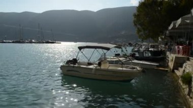 Vasiliki, Lefkada, Yunanistan, 19 Temmuz 2019: Vasiliki, Lefkada, Yunanistan 'ın Panorama kenti. video