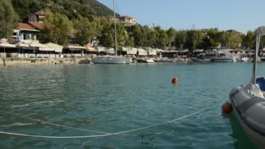 Vasiliki, Lefkada, Yunanistan, 19 Temmuz 2019: Vasiliki, Lefkada, Yunanistan 'ın Panorama kenti. video