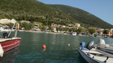 Vasiliki, Lefkada, Yunanistan, 19 Temmuz 2019: Vasiliki, Lefkada, Yunanistan 'ın Panorama kenti. video