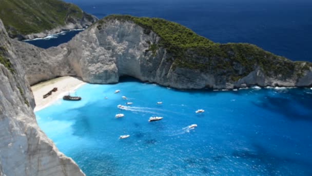 Vidéo aérienne de la plage emblématique de Navagio ou Shipwreck l'une des plus belles du monde avec une mer turquoise profonde, vue d'en haut, île de Zante, Ionienne, Grèce — Video
