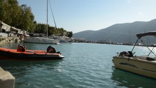 Vasiliki, Lefkada, Řecko 19. července 2019: Panorama vesnice Vasiliki, Lefkada, Jónské ostrovy, Řecko. video — Stock video