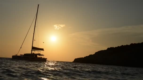Закат океана с красивым небом и роскошным силуэтом яхты — стоковое видео