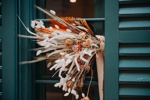 The bride's bouquet on the windows blinds.... Beautiful florist job — Stock Photo, Image