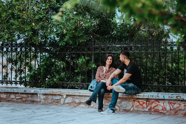 Αθήνα, Ελλάδα, 21 Μαΐου 2019: Πάρκινγκ υπαίθριο, νεαρά, αγαπημένα ζευγάρια που χαλαρώνουν στα παγκάκια, editorial — Φωτογραφία Αρχείου