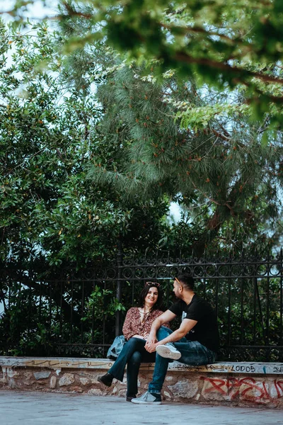 Αθήνα, Ελλάδα, 21 Μαΐου 2019: Πάρκινγκ υπαίθριο, νεαρά, αγαπημένα ζευγάρια που χαλαρώνουν στα παγκάκια, editorial — Φωτογραφία Αρχείου