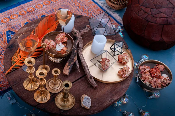 Santorini adasında düğün töreni yeri cam vazolar çiçek buketleri ile dekore