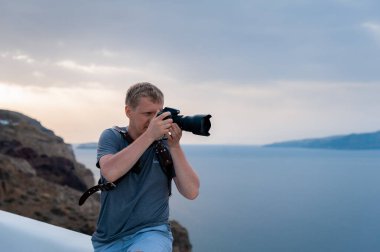 Fotoğrafçı gezgin, Ege Denizi, Yunanistan 'da resim kalderası ve Santorini adası çekti