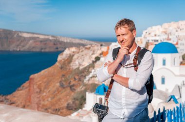Santorini, Yunanistan 'da fotoğraf çeken bir adam. Çekim. Kamera..